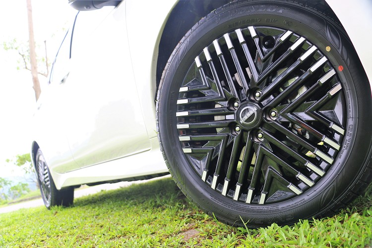 造型特殊的17吋鋁圈,中間換上新世代Nissan廠徽。