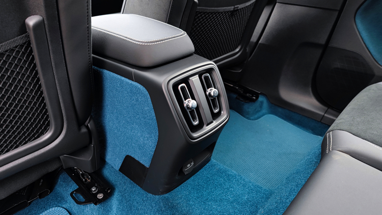 後座空調出風口下方也有兩USB-C插孔