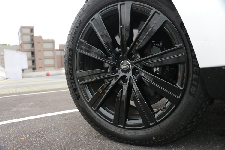 22吋10輻亮澤黑色輪圈與黑色煞車卡鉗不僅提升視覺張力，也具備良好散熱性能。