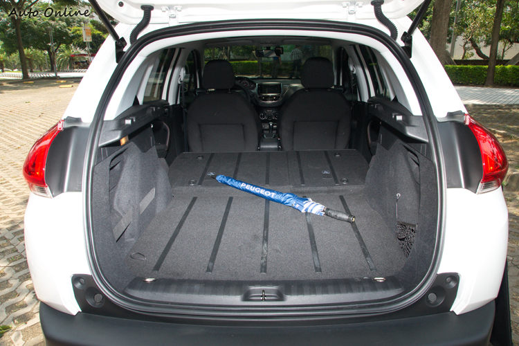 後座椅放倒後的空間很平整,也有金屬導軌方便行李取放移動。