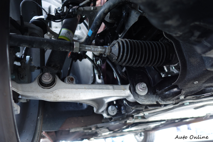 包括懸吊、引擎蓋與車身多處部位都採用鋁合金減輕重量。