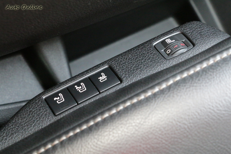 旗艦版的前座具備電調、電熱和按摩功能。