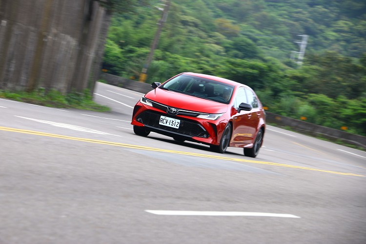 如果用Altis GR Sport與樂趣著稱的小鋼砲相比,差距還是有一段,但與歷代Altis相比,整體的進步幅度相當亮眼。