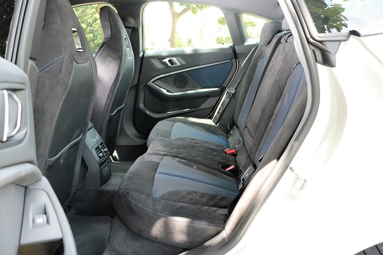 後座使用的材質與前座相同,後座有獨立出風口在炎炎夏日時有很大幫助。