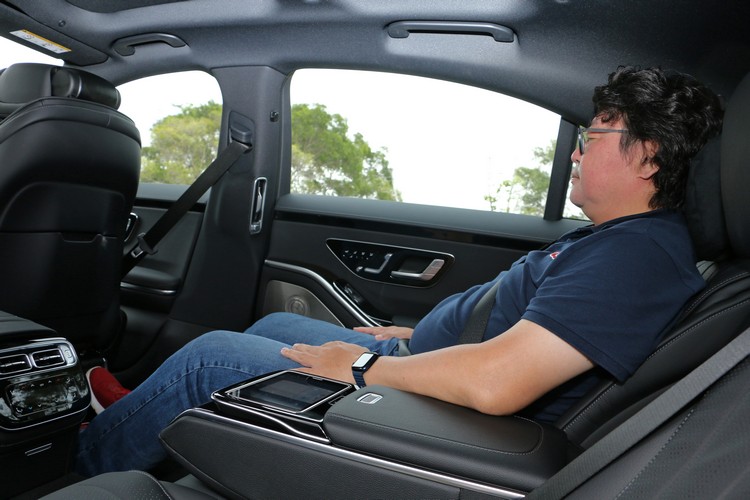 S450L 4MATIC標配的「禮車套件」讓右後座乘客享有更寬敞舒適的乘坐禮遇。