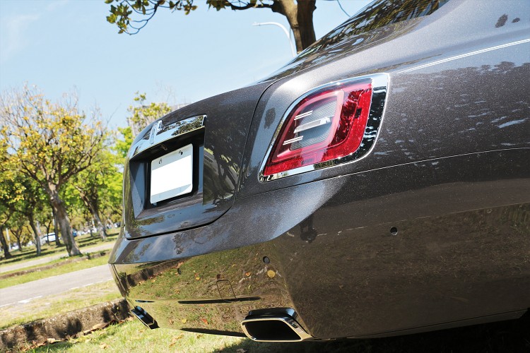 精緻的矩形尾燈已成為勞斯萊斯現代感十足的經典元素,並將燈組線條略微前傾,更添動感。