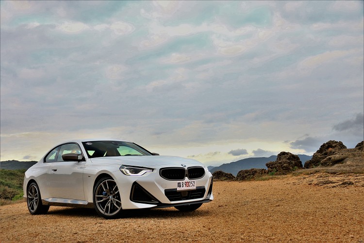 車身長度只有4,432mm,軸距更是只有2,690mm,相當接近1992年E36 M3尺寸,被譽為BMW新世代產品中最有樂趣的雙門跑車。