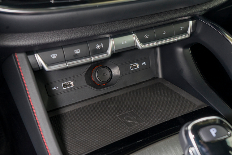 中控台下方有手機無線充電格與兩個USB插孔。