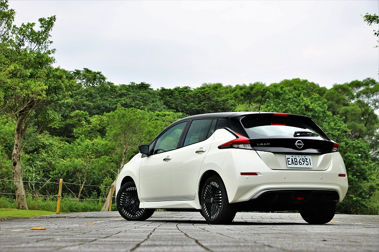 車色以珍珠白車身搭配淬鍊黑車頂two-tone設計為主。