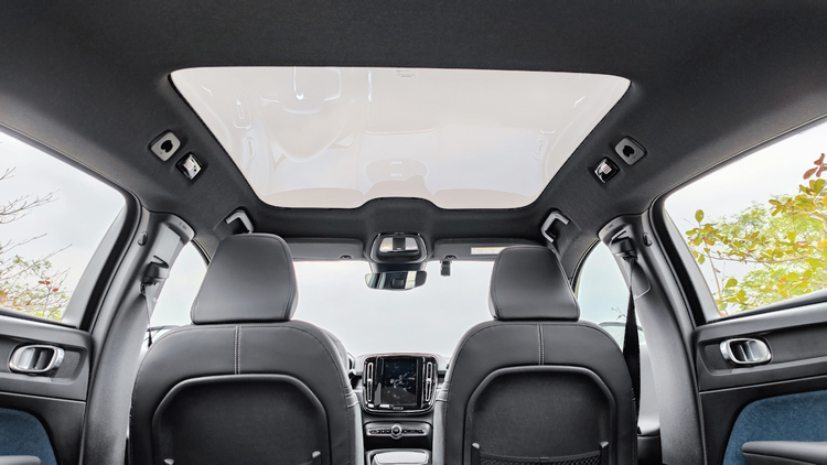 全景玻璃車頂為暗色雙層膠合玻璃並覆以紅外線塗層阻擋約80%太陽輻射