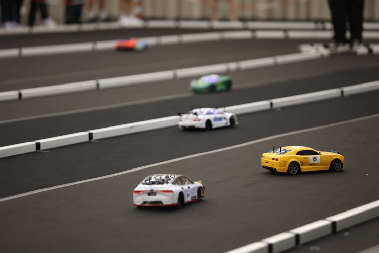 學生團隊在 4 小時耐力賽中全力以赴,持續挑戰車輛穩定繞行