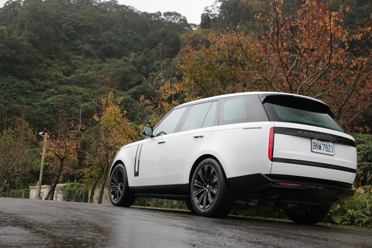 Range Rover不僅是一輛豪華城市SUV，也是一輛能征服任何地形的全能豪華SUV。