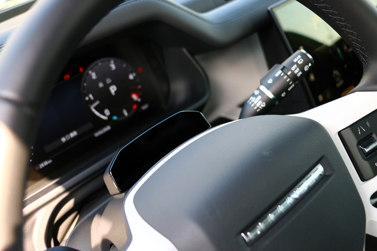 駕駛監控系統會偵測駕駛視線與專注度，在長途駕駛或半自動輔助系統運作時，確保駕駛仍保持注意力。