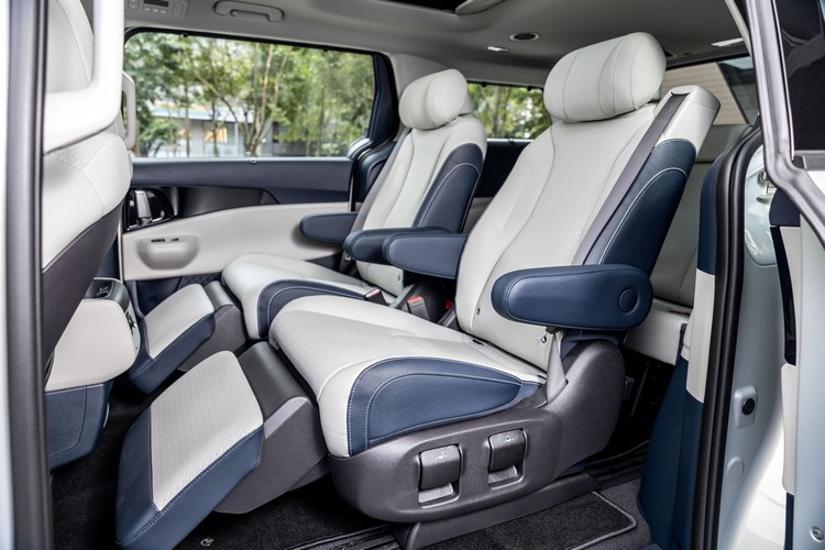 Premium Plus套件搭載第二排Ottoman尊爵頭等座椅,更提供Bose®環繞音響系統。