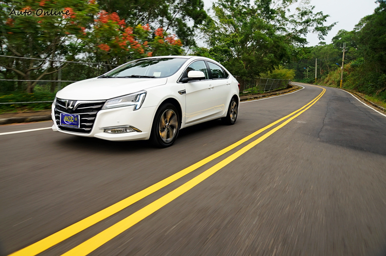 在Eco Hyper進化下,油門反應靈敏,過2400rpm後加速力道迅即衝出。