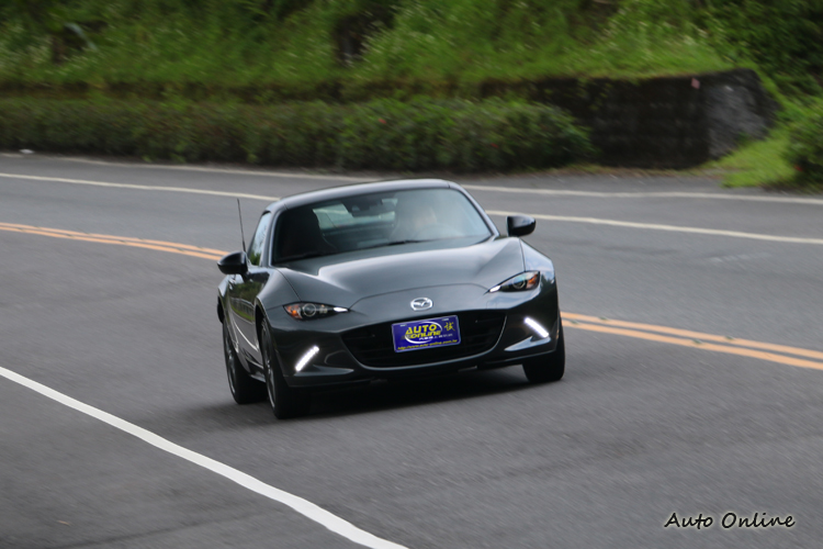 輕量車更能感受乘客造成的操控影響,駕駛這款車的樂趣真的只能一人獨享。