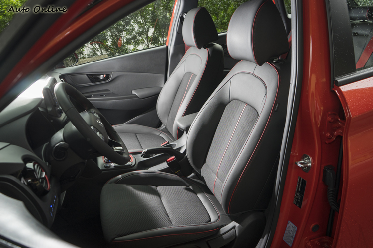 座椅為半皮質半布質包覆。