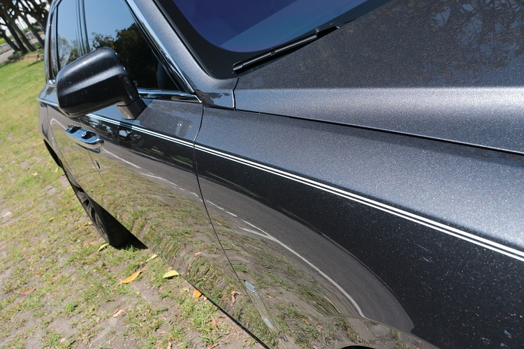 以老師傅純手工畫上的車身線條,從車頭一路延伸至車尾,線條筆直且銳利。