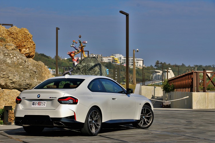 觀延續著第一代設計理念同時注入早期車型經典語彙,像是E30 M3可樂瓶造型,E92 M3引擎蓋線條以及E46 M3 CSL一體壓尾行李廂等。