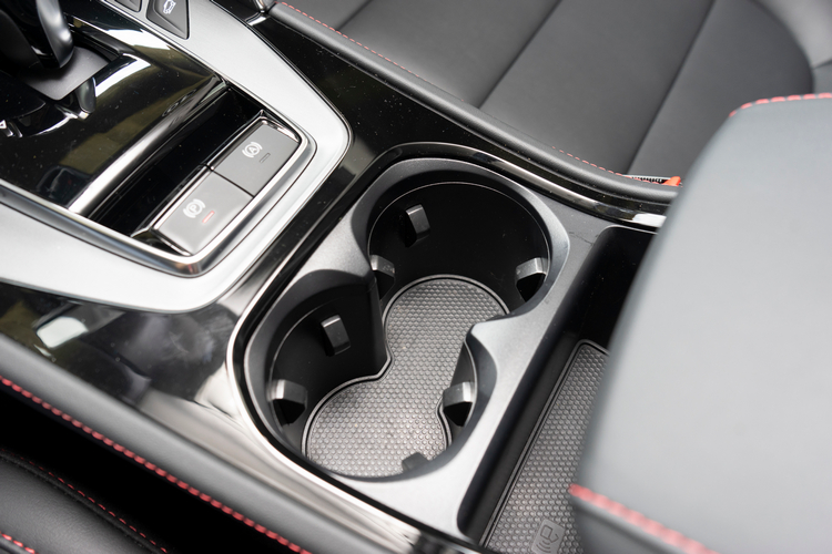 前座中央置杯座口徑不小。