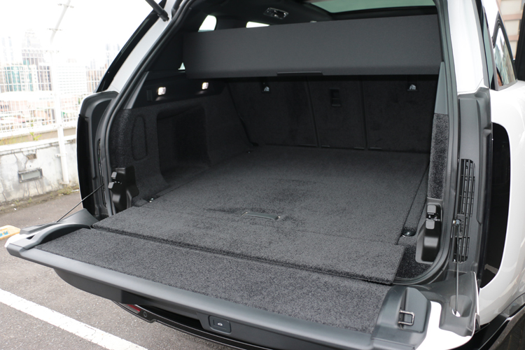 尾門、椅背、遮簾都是電動作動，使用起來相當優雅、大器。