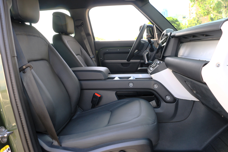 高速巡航時，氣壓懸吊與車身隔音也帶來接近豪華 SUV 的舒適度。