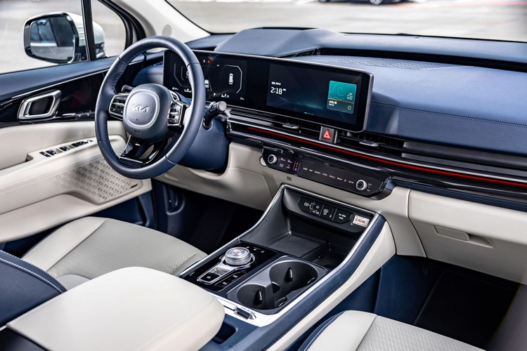 搭載多項安全科技配備以及豪華舒適的內裝功能,提供車主感受尊榮不凡的駕馭體驗。