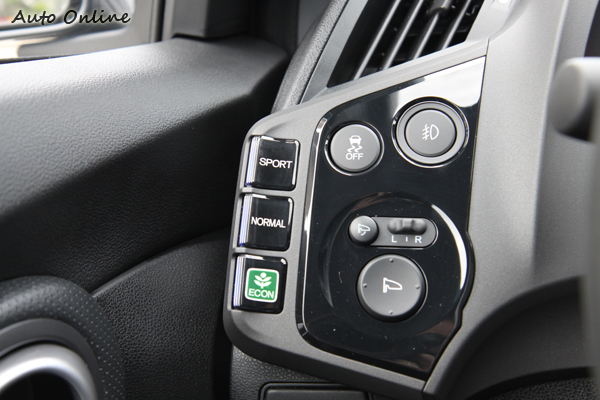 左邊為車輛動態模式控制鍵,有三種模式可以選擇。