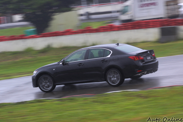 F-Sport版配備LDH後輪轉向科技,給予駕駛隨心所欲的駕馭感。