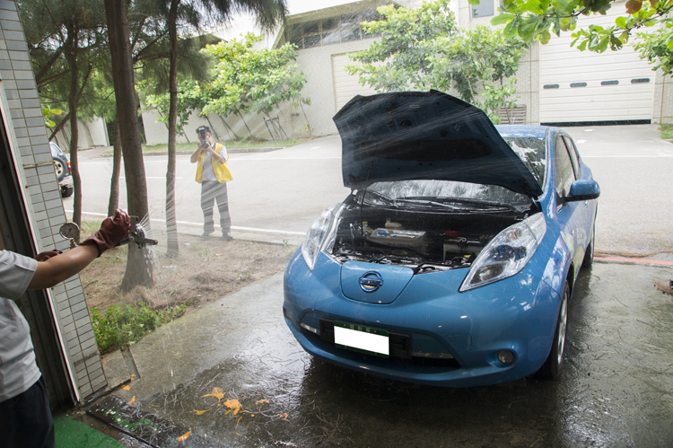 暴雨模擬試驗:以流量為10l/min之清水透過蓮蓬式噴嘴噴灑「引擎室」與所有表面持續五分鐘,同時盡可能規律地移動。