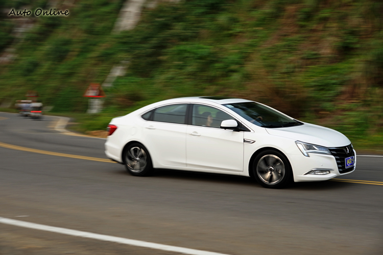 在高速道路與山路試駕過程中,車身動態的穩定性都很不錯。
