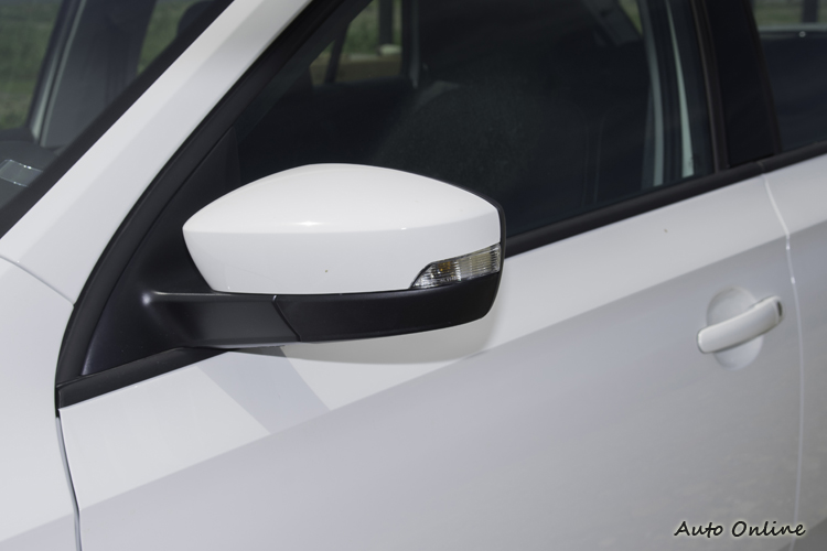 方向燈被整合至後視鏡大概是外觀上僅有的變動。