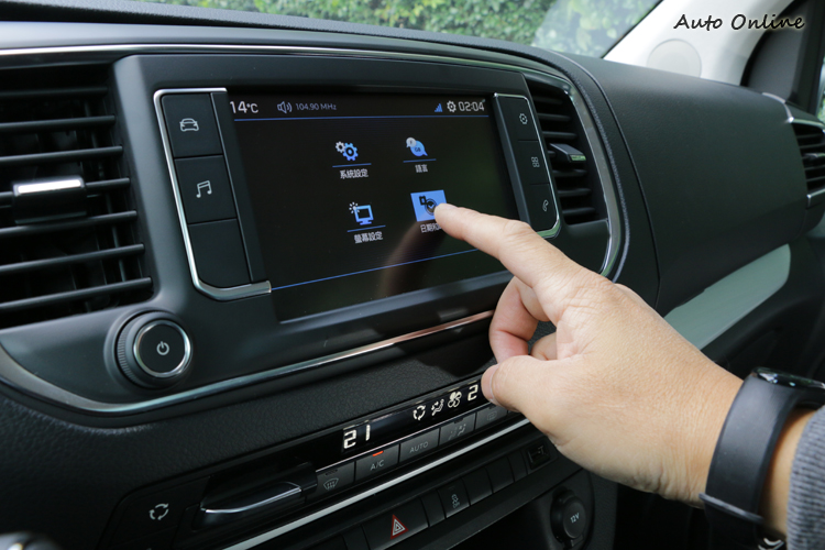 音響系統支援MirrorScreen功能,可將手機導航投射在螢幕上。
