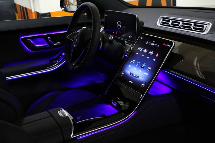 從前代就已經開始玩弄的氣氛燈,新S把座艙繼續成更華麗的夜店風格。