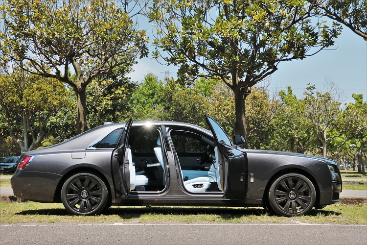 想要打開車門進入車內,只需對門把輕輕一按,源自古典馬車的對開式車門就會自動開門。