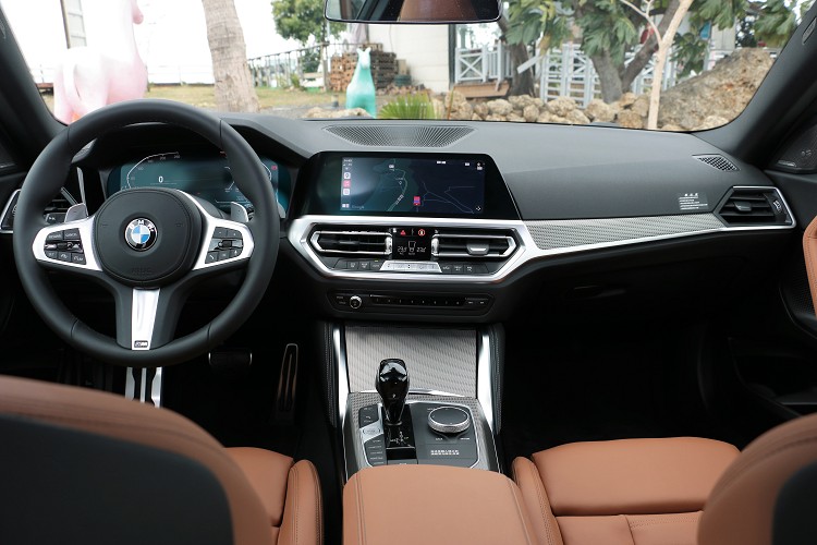 進到車內再熟悉不過,與3系列、4系列等車型幾乎一模一樣。