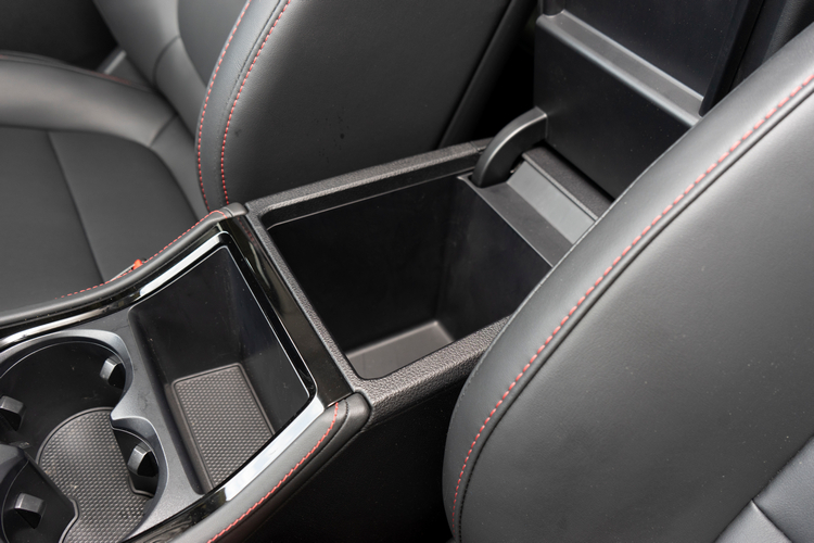 前座扶手下方方正的置物盒與小物收納格。