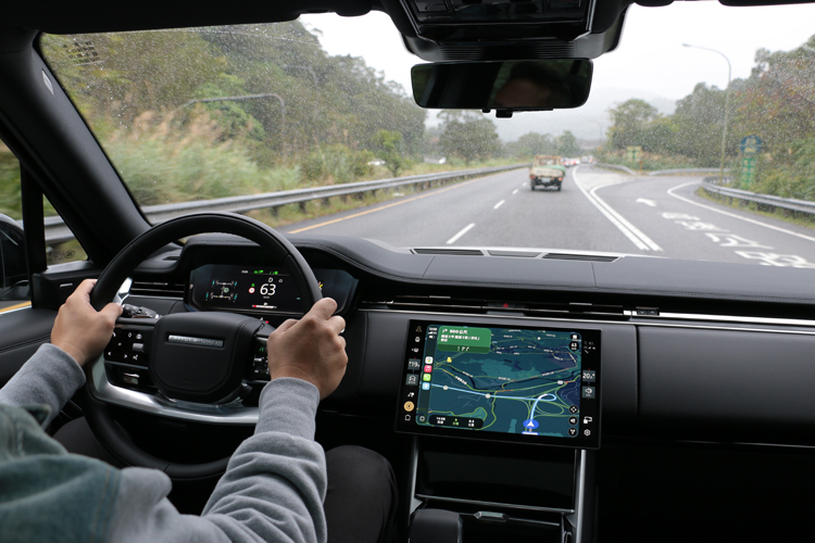 豐富的主動安全，減緩高速巡航的精神壓力，但切記！雙手可別離開方向盤。