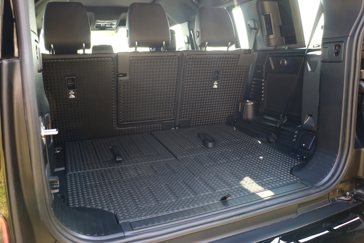 內裝的裝飾以實用性為主，塑料粗花底板好清洗又耐刮。