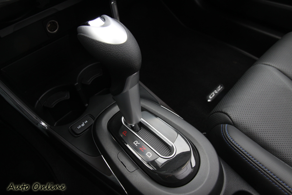 符合人體工學握感的排檔桿,排檔檔位簡化為P、R、N、D。