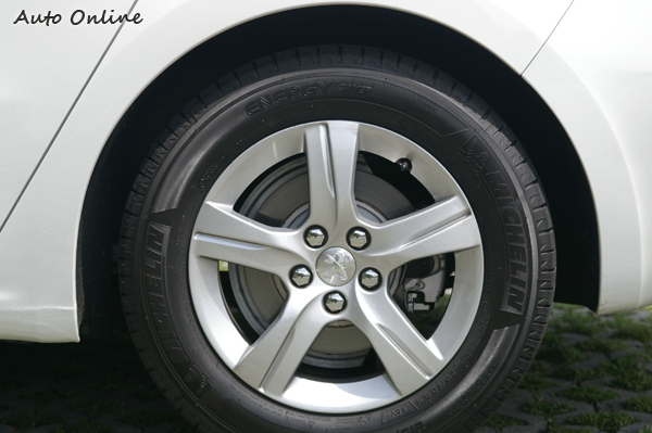 扁平比60%的米其林節能胎,捨棄了運動性能,而獲得更佳的乘坐舒適性。