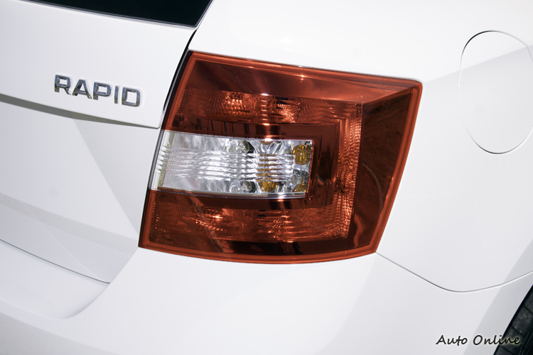 SKODA一貫特色的C字形尾燈依然健在。