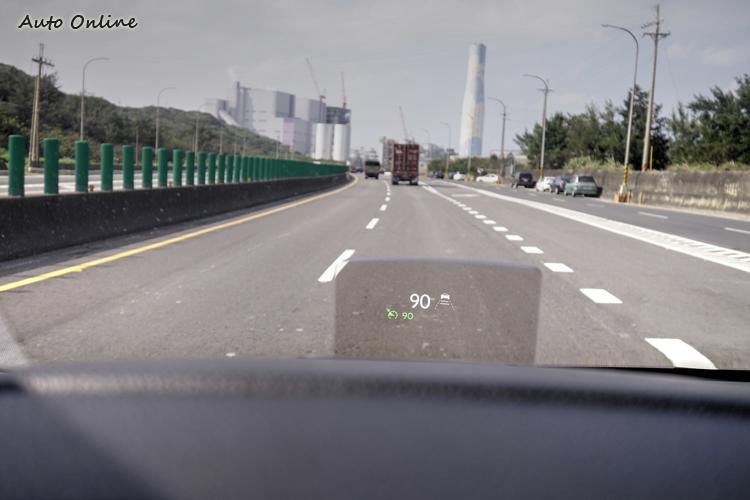 「尊爵版+」以上車型,將抬頭顯示器納入標準配備之中。