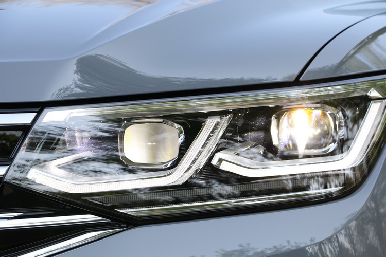 這組Matrix矩陣式頭燈具備全天候照明燈和動態彎道輔助照明的功能。