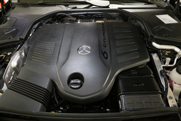 在其他轎車系列全面擁抱四缸動力的同時,S-Class幸好並未拋棄六缸引擎。