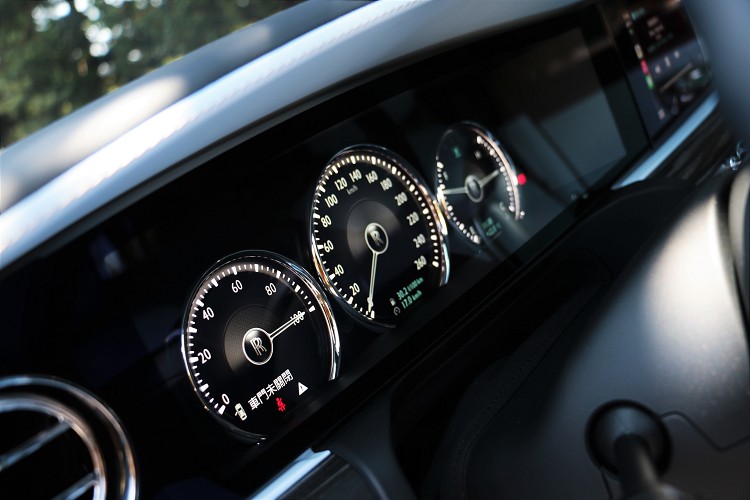 儀錶板看似全彩數位螢幕,但內部顯示還是傳統指針儀表介面。