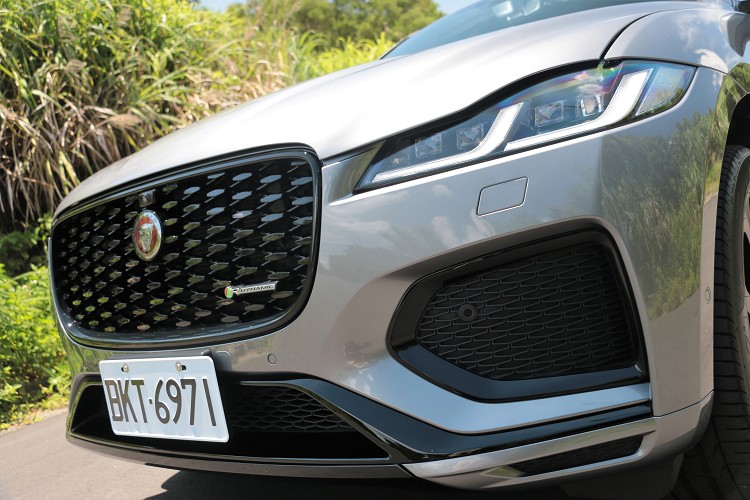 試駕車型為F-Pace P250 R-Dynamic S,標準配備黑色外觀套件。