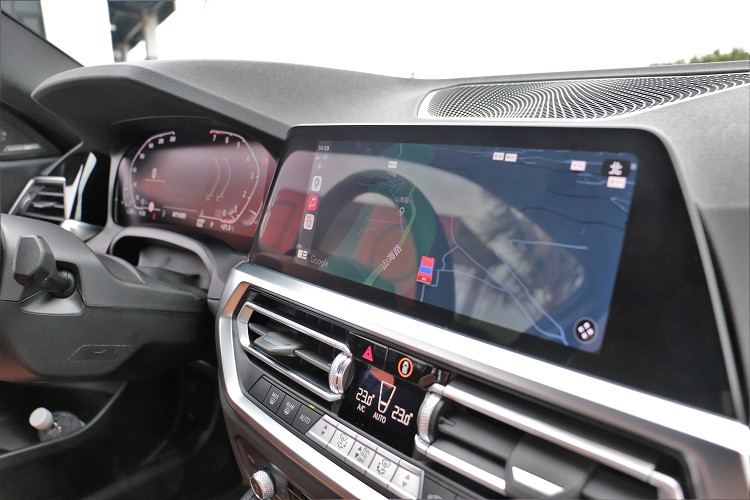 駕駛前方12.3吋儀表板結合中控台10.25吋觸控螢幕,結合iDrive 7.0系統,營造直覺駕駛與娛樂介面。