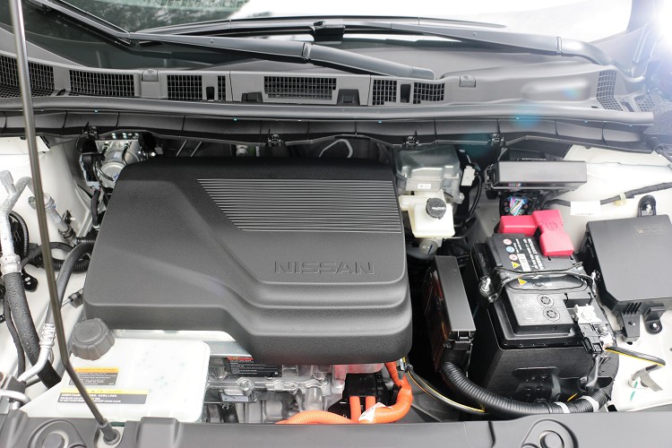 前方機蓋打開並未設置儲物空間,基本的煞車油、散熱水都可從這檢查。