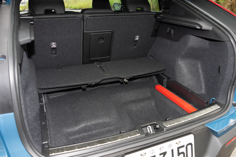 行李廂下方有一個不太方整的隱藏置物空間